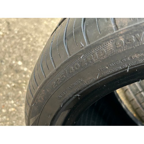 522 - 1 NEARLY NEW TYRE WITH 8MM OF TREAD - SIZE 225 40 ZR19