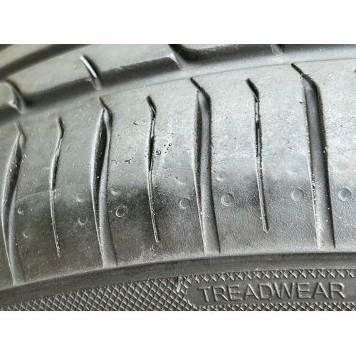 522 - 1 NEARLY NEW TYRE WITH 8MM OF TREAD - SIZE 225 40 ZR19