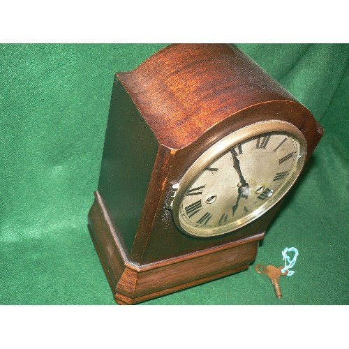 57 - AN EDWARDIAN MAHOGANY CASED MANTLE CLOCK, THE SILVERED DIAL WITH ROMAN NUMERALS. THE MOVEMENT BY THE... 