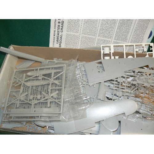 83 - A BOXED MODEL OF A ISU 122 TANK BY ITALERI NO. 7043 1:72 SCALE LOOKS COMPLETE