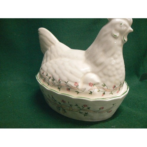 89 - AN UNUSUAL ETERNAL BEAU PATTERN CHICKEN CROCK