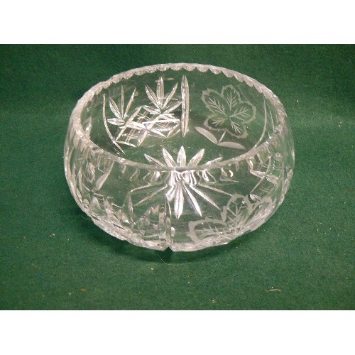 99 - A VERY LOVELY CRYSTAL BOWL WITH  ETCHED LEAF DETAIL