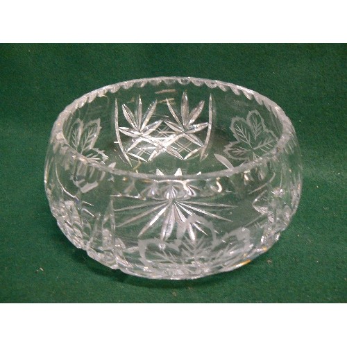 99 - A VERY LOVELY CRYSTAL BOWL WITH  ETCHED LEAF DETAIL