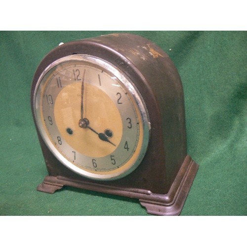 99A - A VERY NICE BAKELITE CASED MANTLE CLOCK BY ENFIELD WITH KEY AND PENDULUM.