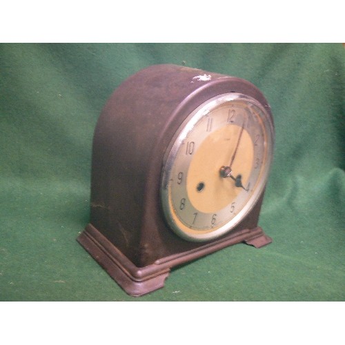 99A - A VERY NICE BAKELITE CASED MANTLE CLOCK BY ENFIELD WITH KEY AND PENDULUM.