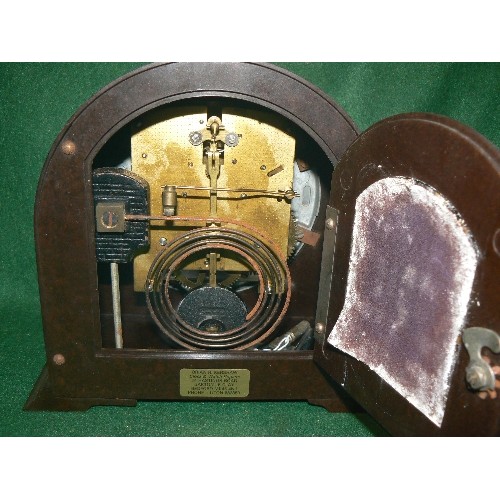 99A - A VERY NICE BAKELITE CASED MANTLE CLOCK BY ENFIELD WITH KEY AND PENDULUM.