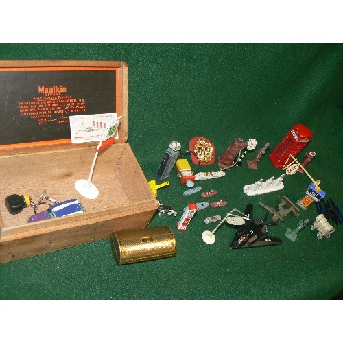 101 - A VINTAGE WOODEN CIGAR BOX WITH CONTENTS OF SMALL METAL COLLCTABLE ITEMS INCLUDING A RED TELEPHONE B... 