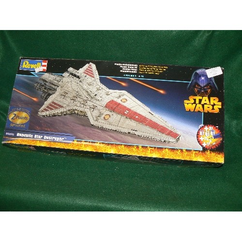 116 - A REVELL MODEL KIT OF STAR WARS REPUBLIC STAR DESTROYER IN ORIGINAL BOX, APPEARS COMPLETE.