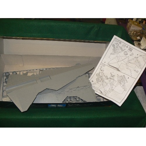 116 - A REVELL MODEL KIT OF STAR WARS REPUBLIC STAR DESTROYER IN ORIGINAL BOX, APPEARS COMPLETE.