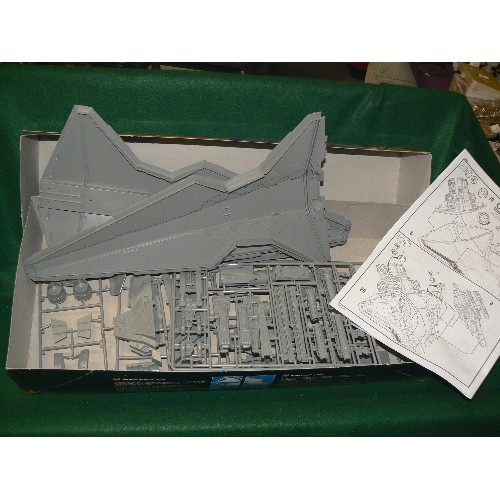 116 - A REVELL MODEL KIT OF STAR WARS REPUBLIC STAR DESTROYER IN ORIGINAL BOX, APPEARS COMPLETE.