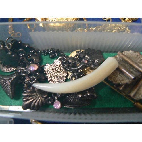 124 - A TRAY OF VARIOUS GOOD QUALITY COSTUME JEWELLERY