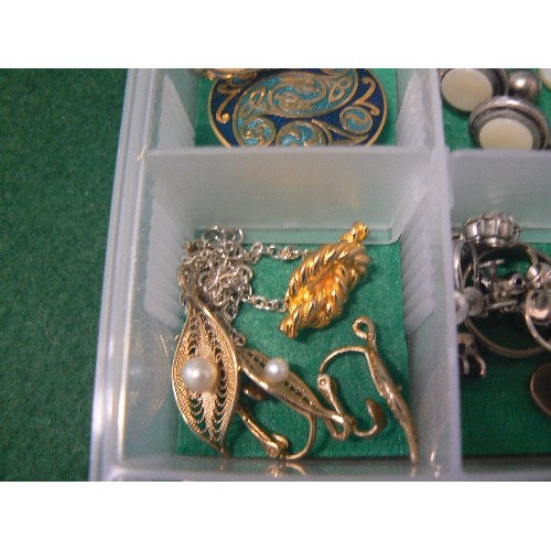 124 - A TRAY OF VARIOUS GOOD QUALITY COSTUME JEWELLERY