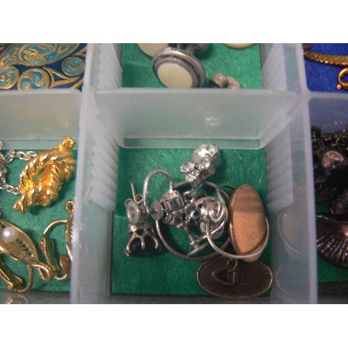 124 - A TRAY OF VARIOUS GOOD QUALITY COSTUME JEWELLERY