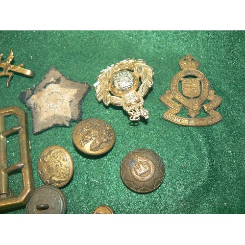 129 - A TUB OF VARIOUS MILITARY BUTTONS AND BADGES