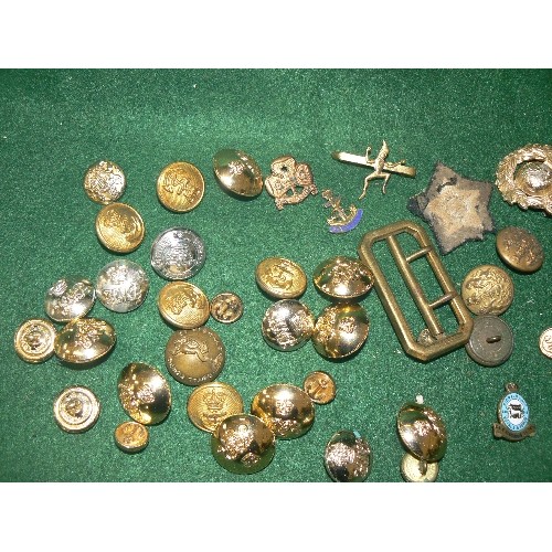 129 - A TUB OF VARIOUS MILITARY BUTTONS AND BADGES