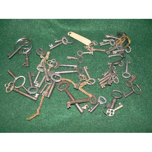 130 - A TUB OF VARIOUS VINTAGE KEYS, MOSTLY CABINET KEYS WITH SOME CLOCK/WATCH KEYS.