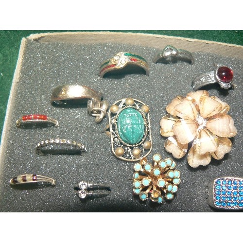 131 - A COLLECTION OF 24 VERY PRETTY RINGS, VARIOUS DESIGNS AND SIZES