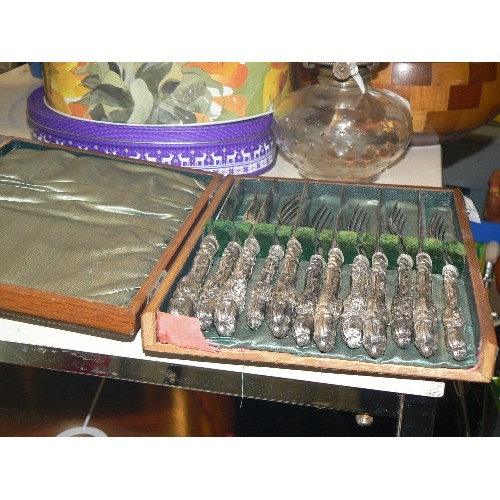 273 - A SET OF QUALITY SILVER PLATED FISH CUTLERY IN A FITTED WOODEN BOX