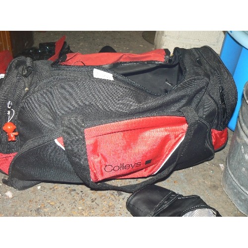 282B - BAG OF MARTIAL ARTS EQUIPMENT - KICK BOXING?