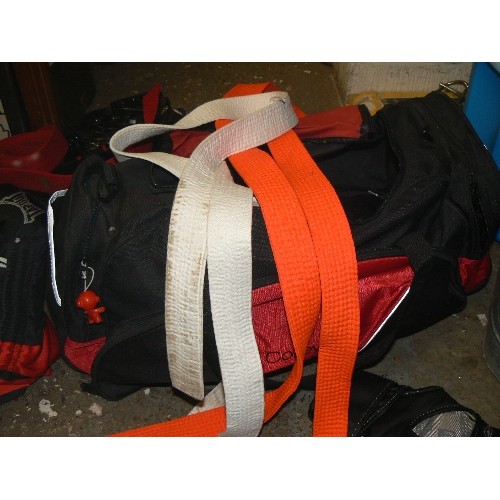 282B - BAG OF MARTIAL ARTS EQUIPMENT - KICK BOXING?