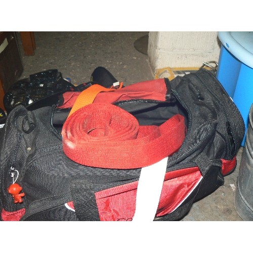 282B - BAG OF MARTIAL ARTS EQUIPMENT - KICK BOXING?