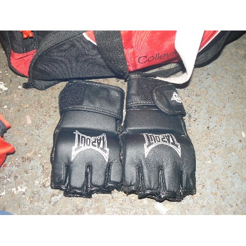 282B - BAG OF MARTIAL ARTS EQUIPMENT - KICK BOXING?