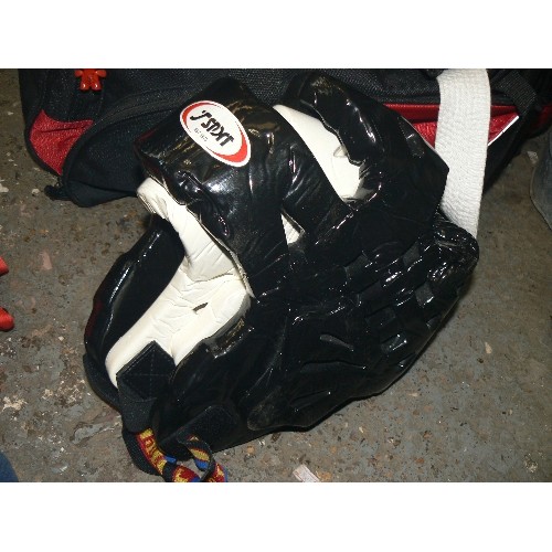 282B - BAG OF MARTIAL ARTS EQUIPMENT - KICK BOXING?