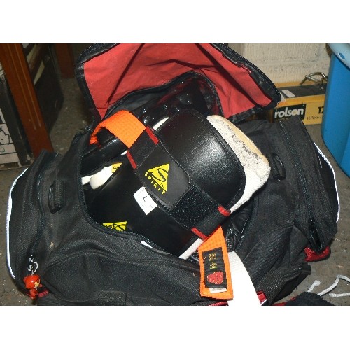 282B - BAG OF MARTIAL ARTS EQUIPMENT - KICK BOXING?