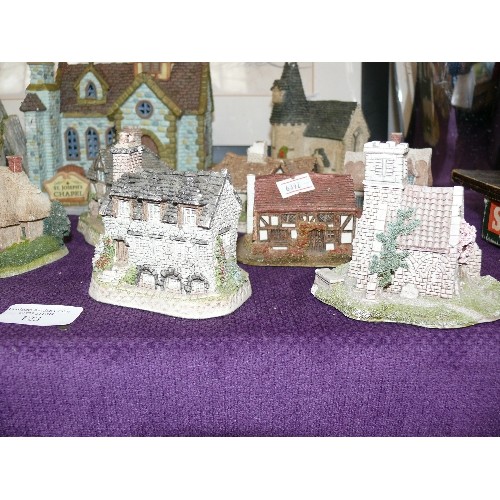 123 - A COLLECTION OF 19 VARIOUS HOUSE AND COTTAGE MODELS MANY BY LILLIPUT LANE AND DAVID WINTER