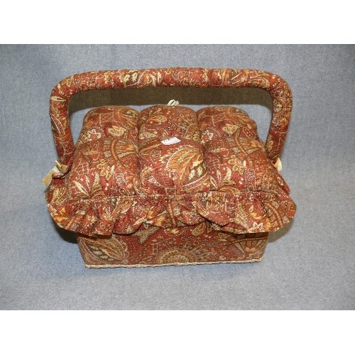 73 - A VINTAGE DECORATIVE SEWING BOX WITH PADDED TOP AND CONTENTS OF SEWING ITEMS.