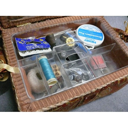 73 - A VINTAGE DECORATIVE SEWING BOX WITH PADDED TOP AND CONTENTS OF SEWING ITEMS.