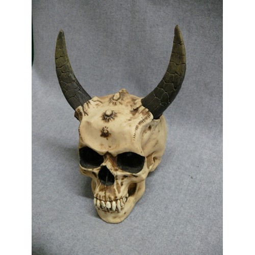 80 - A DECORATIVE HORNED SKULL BY NEMESIS NOW