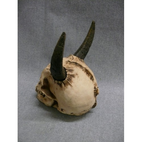 80 - A DECORATIVE HORNED SKULL BY NEMESIS NOW