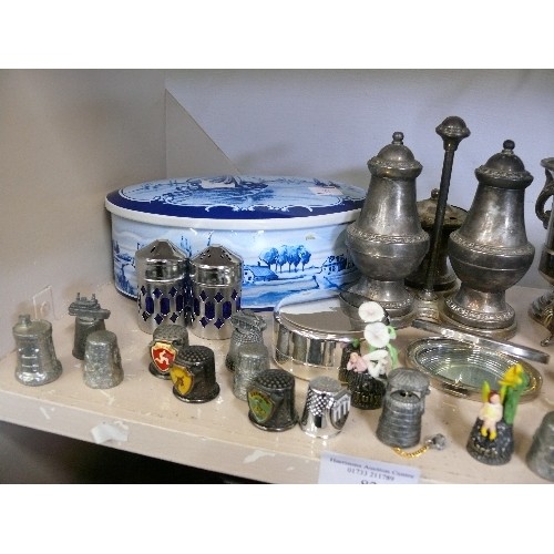 82 - A BLUE & WHITE DELFT STYLE TIN WITH CONTENTS OF SILVERPLATE AND PEWTER ITEMS TO INCLUDE A VERY GOOD ... 