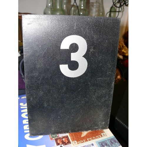 92 - A SELECTION OF VINTAGE TABLE NUMBERS, VARIOUS NUMBERS BETWEEN 1 AND 25