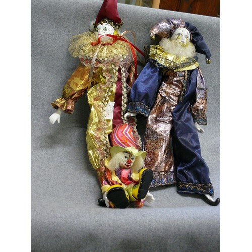 103 - A COLLECTION OF DECORATIVE PORCELAIN CLOWNS