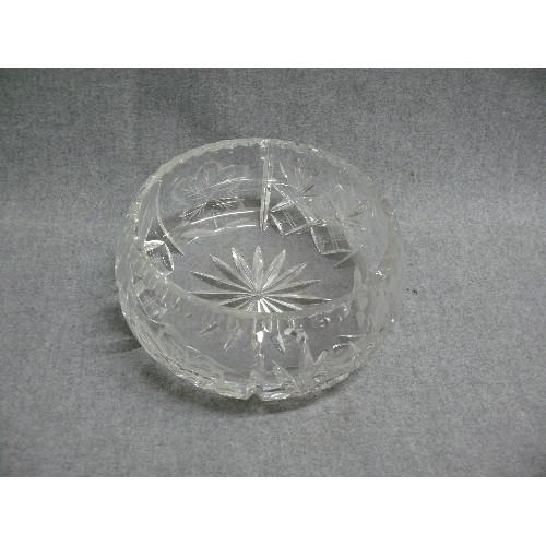 81 - A VERY LOVELY CRYSTAL BOWL WITH  ETCHED LEAF DETAIL