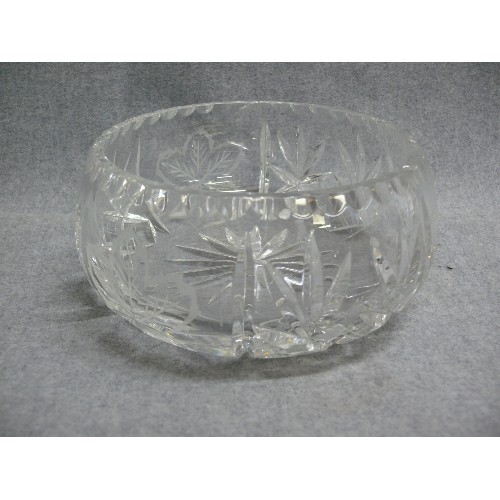 81 - A VERY LOVELY CRYSTAL BOWL WITH  ETCHED LEAF DETAIL