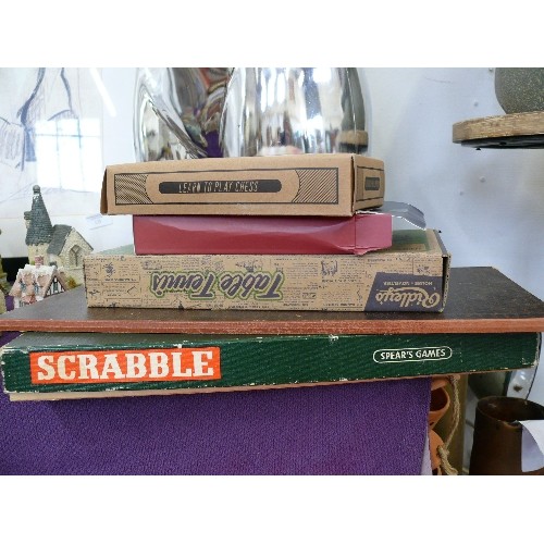 121 - A SELECTION OF VINTAGE GAMES AND PUZZLES INCLUDING LEARN TO PLAY CHESS, SCRABBLE, SOLITAIRE ETC.