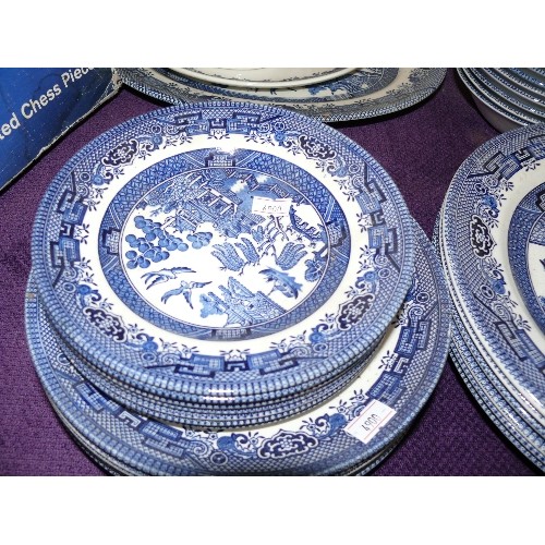 129 - A COLLECTION OF WILLOW PATTERN BLUE & WHITE CHINA