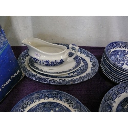 129 - A COLLECTION OF WILLOW PATTERN BLUE & WHITE CHINA