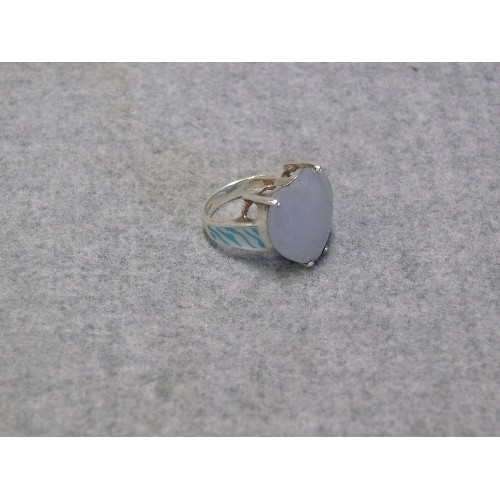 45 - OVERSIZED HEART CRYSTAL STONE SET IN A 925 SILVER MOUNT WITH ENAMEL SHOULDERS 9.72G, SIZE Q.