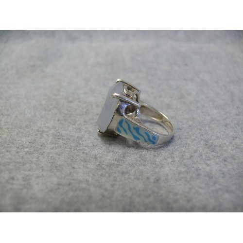 45 - OVERSIZED HEART CRYSTAL STONE SET IN A 925 SILVER MOUNT WITH ENAMEL SHOULDERS 9.72G, SIZE Q.