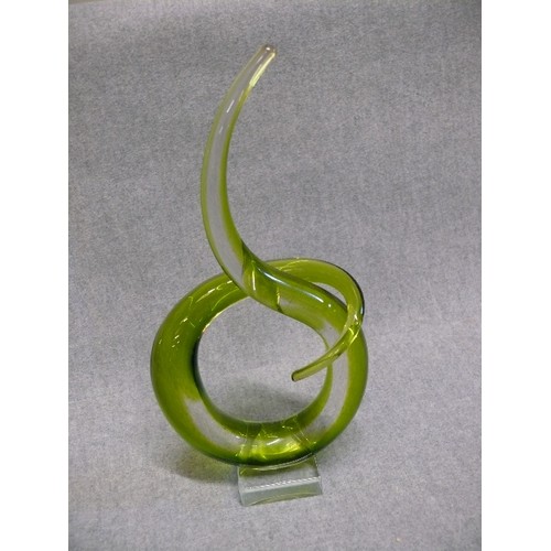 89 - A LOVELY GREEN ART GLASS ORNAMENT