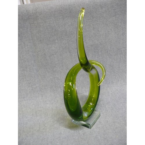 89 - A LOVELY GREEN ART GLASS ORNAMENT