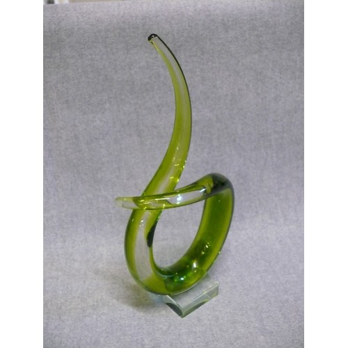 89 - A LOVELY GREEN ART GLASS ORNAMENT