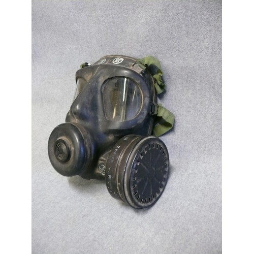 95 - A VINTAGE MILITARY GAS MASK