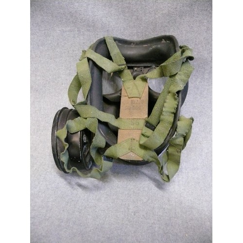 95 - A VINTAGE MILITARY GAS MASK