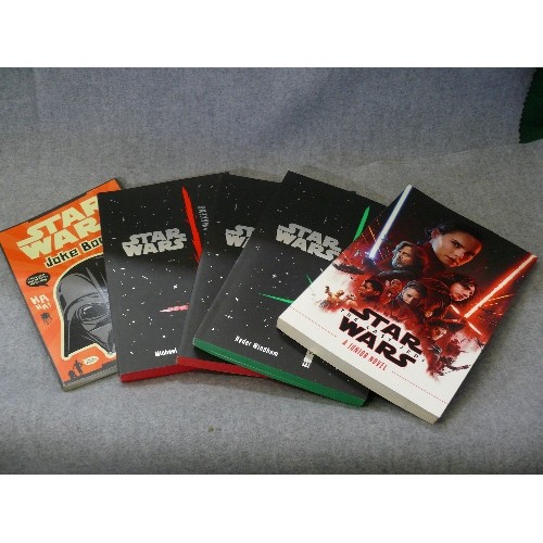 113 - A LARGE SELECTION OF VARIOUS STAR WARS BOOKS AND A SET OF COLLECTORS CARDS