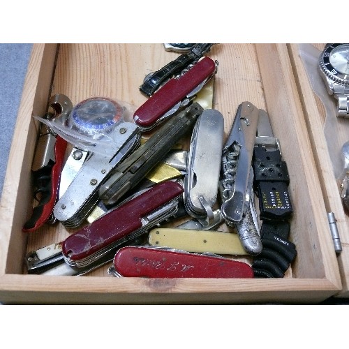 133 - A WOODEN  BOX WITH A NICE COLLECTION OF GOOD QUALITY WATCHES AND PENKNIVES